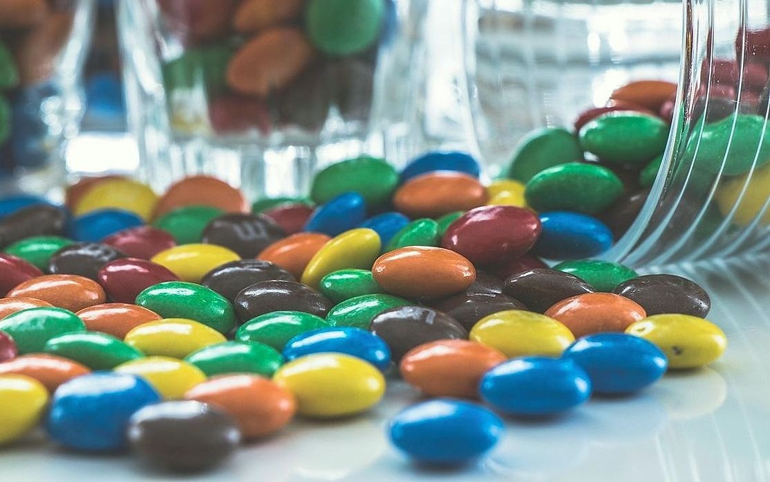 Kabarcıklı kaplaması olan geleneksel karamelize şeker topu